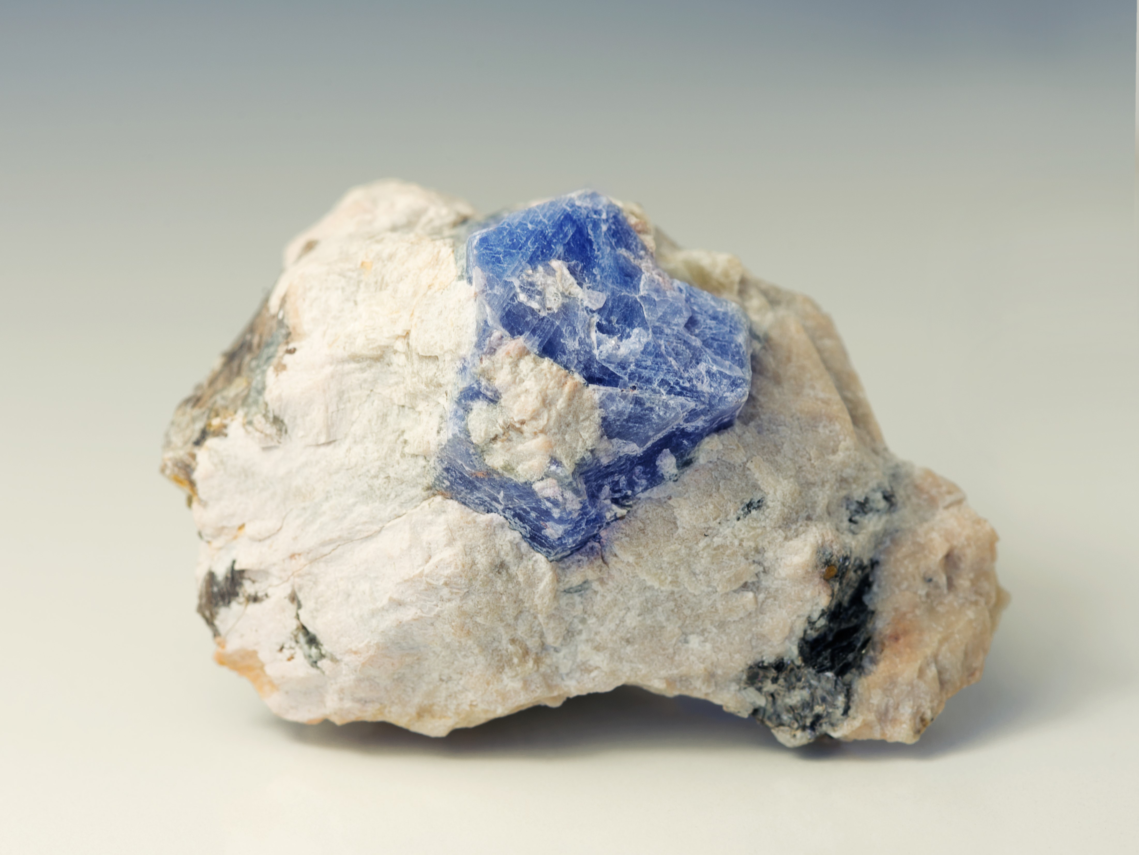 人工培育的藍寶石也能夠成為重要的光電功能晶體材料？